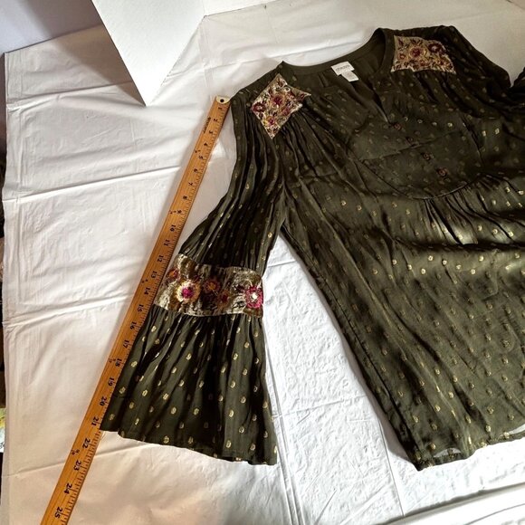 Chico's Green Gold Polka Dot Boho Blouse Embroidered Floral Details Size 1/Small - Picture 8 of 9